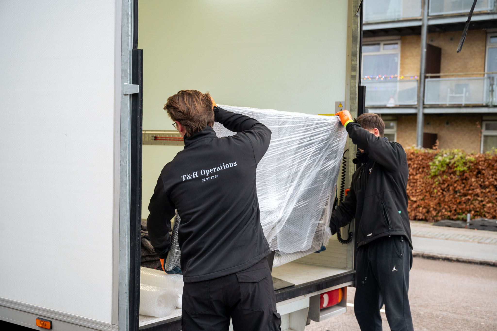 T&H Operations flyttemand pakker kasser
